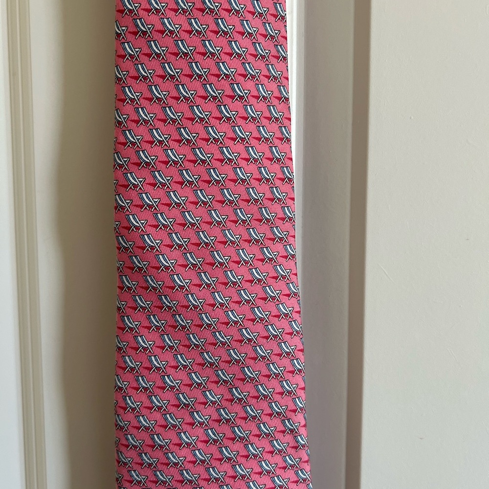 Vineyard Vines pink beach chair tie